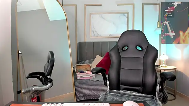 Holly madison  online show from 02.25.26