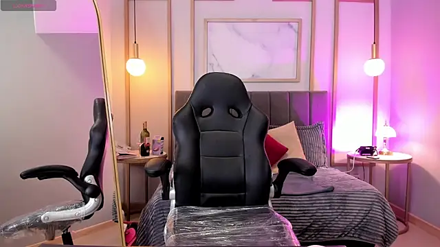 Holly madison  online show from 03.02.26