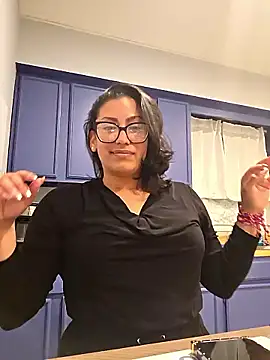 Snapshot of Nikkierosee chatting on 12.22.25 Nikkierosee online show from 12.22.25