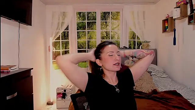 vanessabrown  online show from 06.12.26