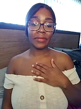 Snapshot of lollycoco chatting on 11.28.25 lollycoco online show from 11.28.25