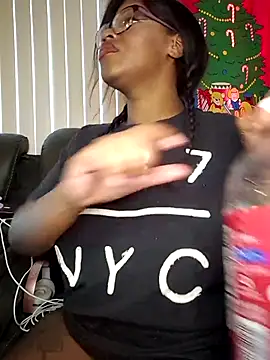 Snapshot of lollycoco chatting on 12.14.25 lollycoco online show from 12.14.25