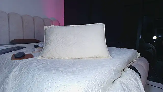 Snapshot of sofi_decker chatting on 11.22.25 sofi decker online show from 11.22.25