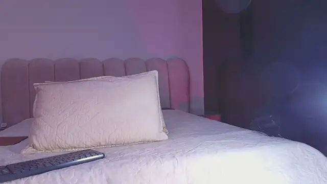 Snapshot of sofi_decker chatting on 11.29.25 sofi decker online show from 11.29.25