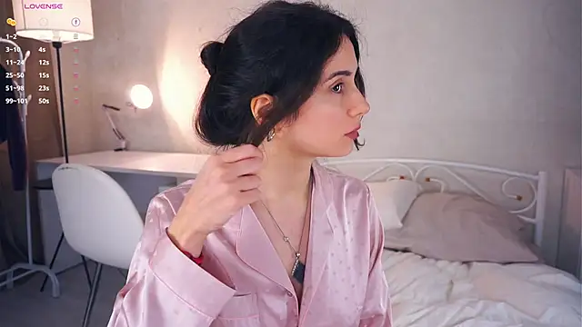 Snapshot of Holla_Molly chatting on 03.18.25 Holla Molly online show from 03.18.25