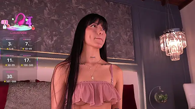 Snapshot of evamoretti chatting on 09.15.25 evamoretti online show from 09.15.25