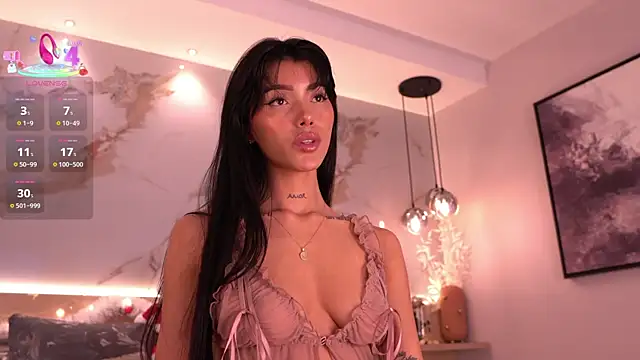 Snapshot of evamoretti chatting on 12.13.25 evamoretti online show from 12.13.25