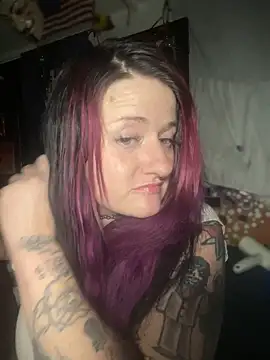 Snapshot of 1-800-FUCKYOU chatting on 01.05.25 1-800-FUCKYOU online show from 01.05.25