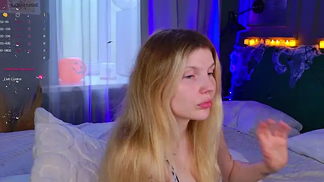 Snapshot of _aleksa_ chatting on 10.29.25  aleksa  online show from 10.29.25