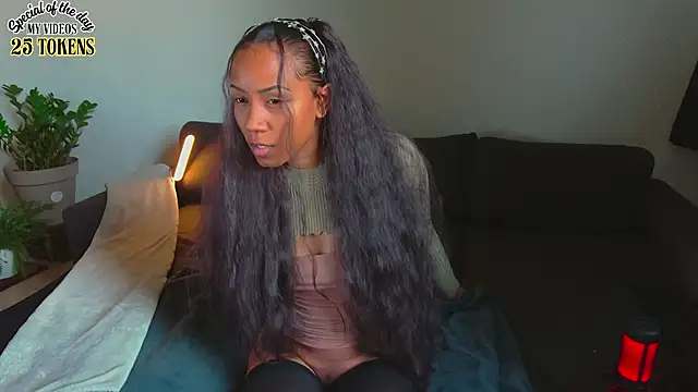 Snapshot of Therainqueen chatting on 10.02.25 Therainqueen online show from 10.02.25