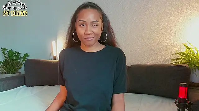 Snapshot of Therainqueen chatting on 10.07.25 Therainqueen online show from 10.07.25