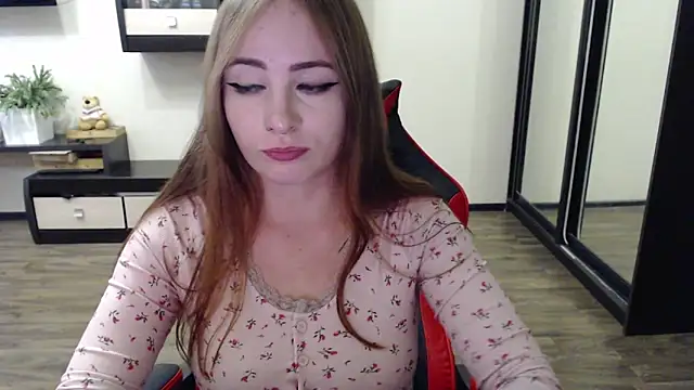 Snapshot of Laralianna chatting on 09.19.25 Laralianna online show from 09.19.25