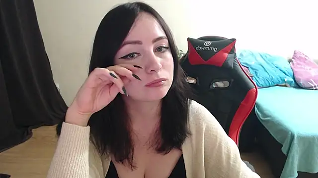 Snapshot of Laralianna chatting on 10.27.25 Laralianna online show from 10.27.25