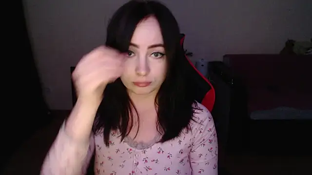 Snapshot of Laralianna chatting on 12.04.25 Laralianna online show from 12.04.25