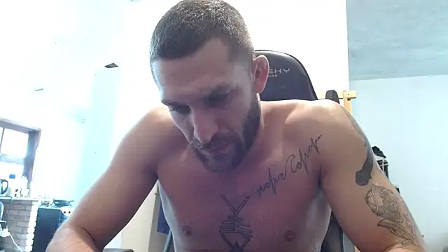 Snapshot of surfdog_95 chatting on 10.22.25 surfdog 95 online show from 10.22.25
