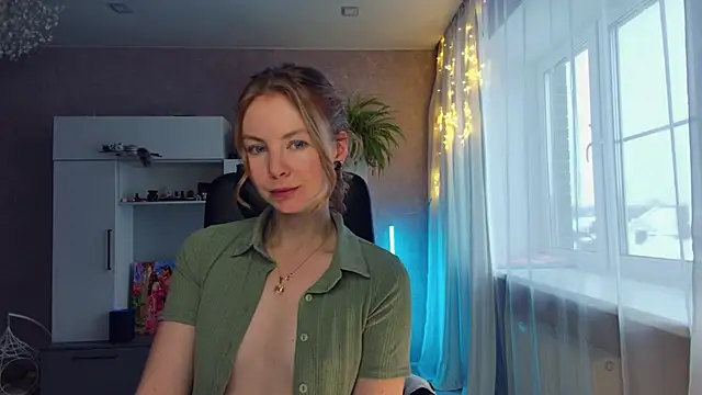 Snapshot of Cuddle_Cat chatting on 12.19.24 Cuddle Cat online show from 12.19.24