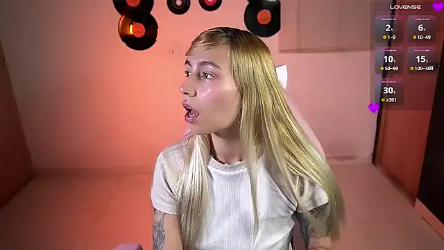 Snapshot of Saucy_Jenn chatting on 03.20.26 Saucy Jenn online show from 03.20.26