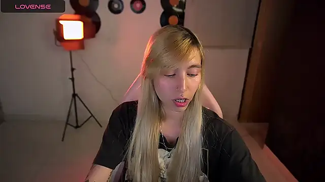 Snapshot of Saucy_Jenn chatting on 03.29.26 Saucy Jenn online show from 03.29.26