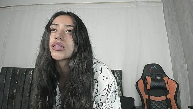 Snapshot of Valentinne_z chatting on 01.03.25 Valentinne z online show from 01.03.25