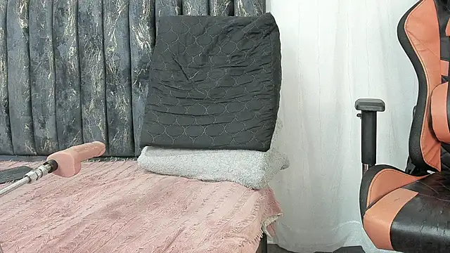 Snapshot of Valentinne_z chatting on 01.04.25 Valentinne z online show from 01.04.25