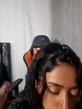 Snapshot of Valentinne_z chatting on 01.05.25 Valentinne z online show from 01.05.25