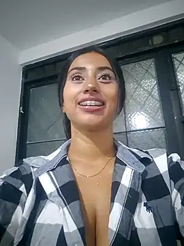 Snapshot of Valentinne_z chatting on 01.31.25 Valentinne z online show from 01.31.25