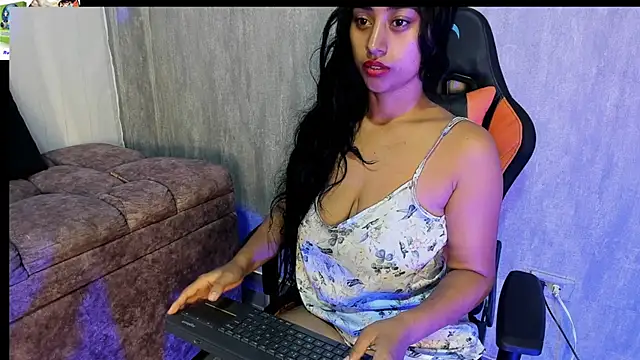 Snapshot of Valentinne_z chatting on 02.10.25 Valentinne z online show from 02.10.25