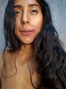 Snapshot of Valentinne_z chatting on 02.14.25 Valentinne z online show from 02.14.25