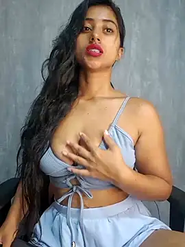 Snapshot of Valentinne_z chatting on 02.18.25 Valentinne z online show from 02.18.25