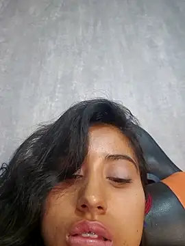 Snapshot of Valentinne_z chatting on 02.22.25 Valentinne z online show from 02.22.25