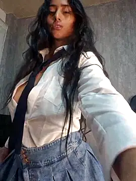 Snapshot of Valentinne_z chatting on 02.22.25 Valentinne z online show from 02.22.25