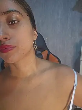 Snapshot of Valentinne_z chatting on 10.25.25 Valentinne z online show from 10.25.25