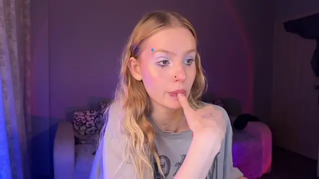 Chanel Gill online show from 09.10.25