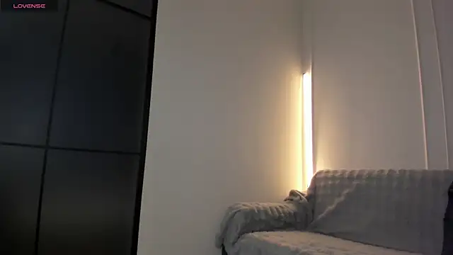 Lunaonekiss online show from 06.12.26