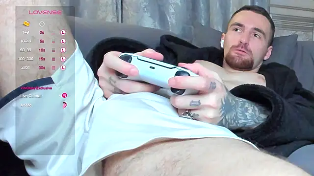 Snapshot of shottanshow chatting on 12.17.25 shottanshow online show from 12.17.25