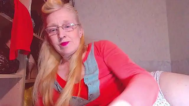 Snapshot of MadamBombShell chatting on 12.27.24 MadamBombShell online show from 12.27.24