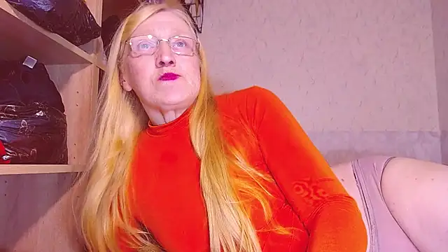 Snapshot of MadamBombShell chatting on 01.04.25 MadamBombShell online show from 01.04.25