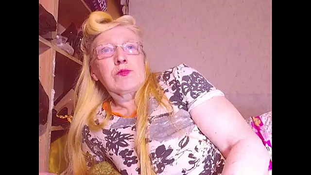 Snapshot of MadamBombShell chatting on 02.08.25 MadamBombShell online show from 02.08.25