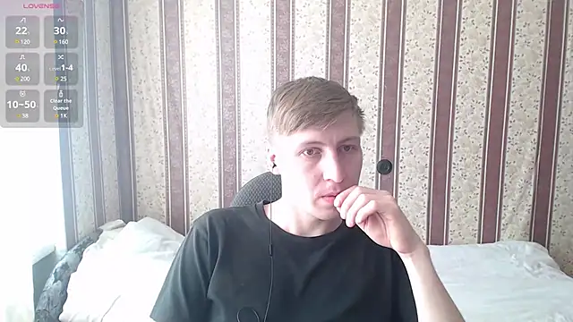 Snapshot of darienlarge chatting on 03.22.25 darienlarge online show from 03.22.25