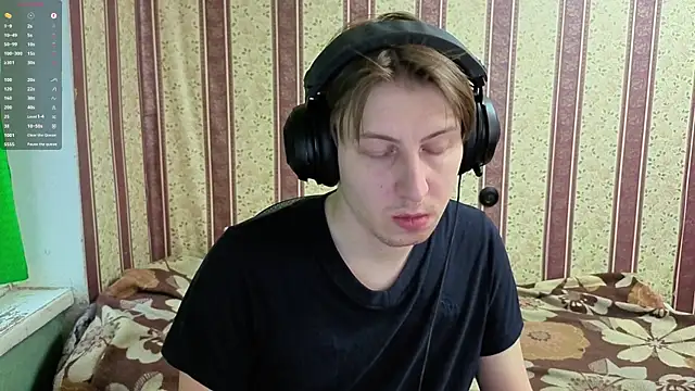 Snapshot of darienlarge chatting on 12.17.25 darienlarge online show from 12.17.25