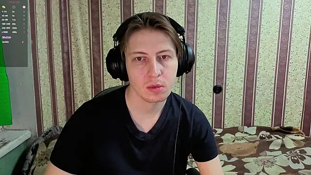 Snapshot of darienlarge chatting on 12.18.25 darienlarge online show from 12.18.25