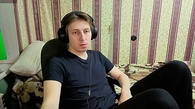 Snapshot of darienlarge chatting on 12.18.25 darienlarge online show from 12.18.25