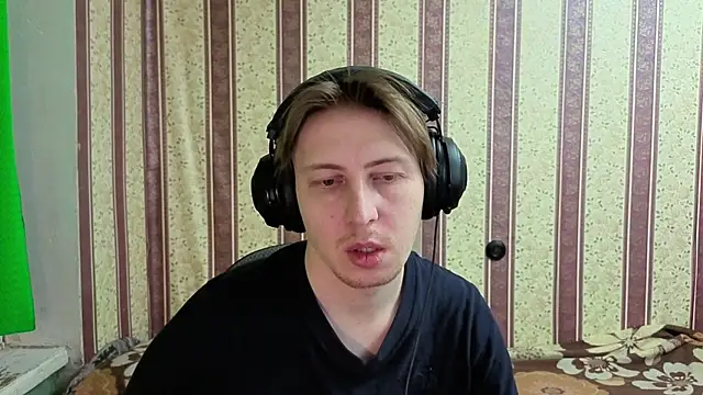 Snapshot of darienlarge chatting on 12.19.25 darienlarge online show from 12.19.25