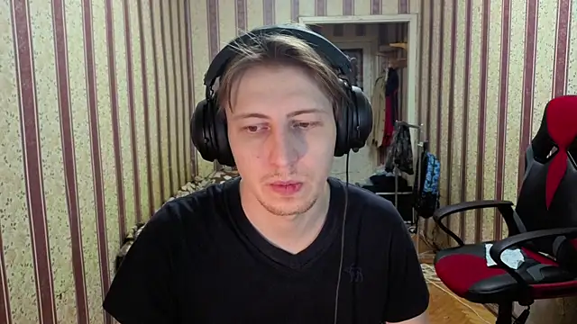 Snapshot of darienlarge chatting on 12.20.25 darienlarge online show from 12.20.25