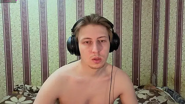 Snapshot of darienlarge chatting on 12.21.25 darienlarge online show from 12.21.25