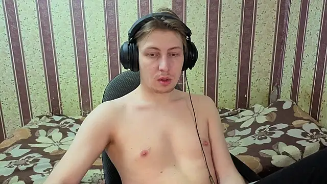 Snapshot of darienlarge chatting on 12.22.25 darienlarge online show from 12.22.25