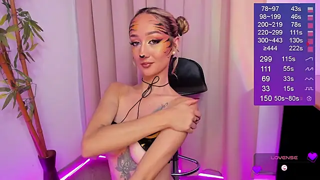 Snapshot of Bella-White chatting on 10.13.25 Bella-White online show from 10.13.25