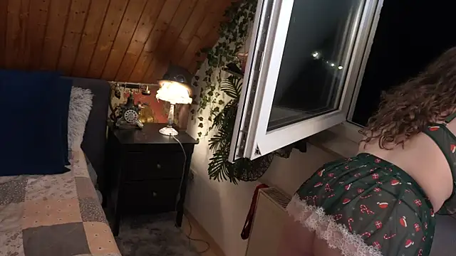 Snapshot of TessaWinter chatting on 12.22.25 TessaWinter online show from 12.22.25