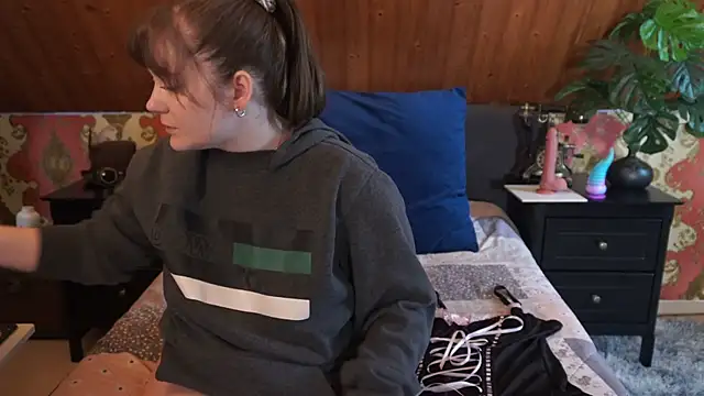 Snapshot of TessaWinter chatting on 04.04.26 TessaWinter online show from 04.04.26