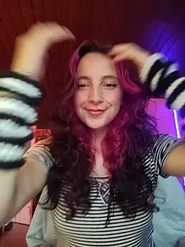 Snapshot of _Laary chatting on 10.28.25  Laary online show from 10.28.25